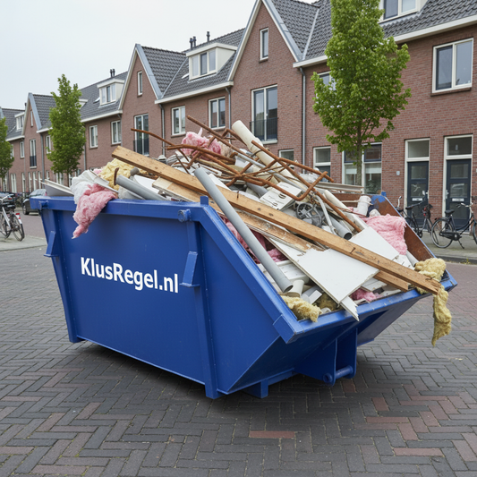 3m³ Container KlusRegel.nl gevuld met bouw- en sloopafval in woonwijk