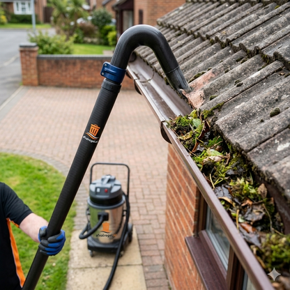 Dakgoot schoonmaken met zuiger